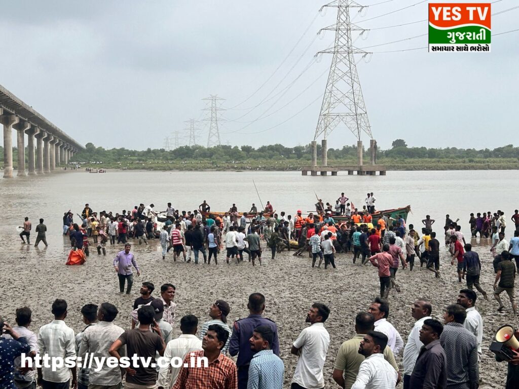 વડોદરાના પાદરાનો ગંભીરા બ્રિજ તૂટી પડતાં 7 વાહનો નદીમાં ખાબક્યા, 9 મોત વડોદરાના પાદરાનો ગંભીરા બ્રિજ તૂટી પડતાં 7 વાહનો નદીમાં ખાબક્યા, 9 મોત